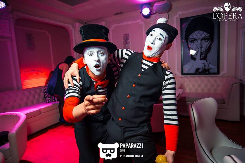 мимы в кафе