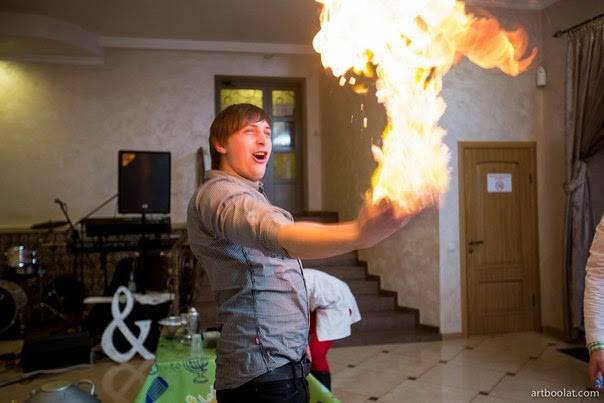 шоу с горящей рукой